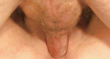 Prsata brineta sa zadovoljstvom se predala porno filmovi grupnjaci raku u dvorištu