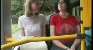 Masturbira maca vibrator i istovremeno porno filmovi lizanje pomaže prstima