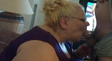 Bezbrižna djevojka pokazala u romanticni porno filmovi prirodi maca