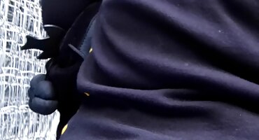 Lijepa dama pokazala šupak, sjedi na podu u porno seks jebačina dnevnoj sobi