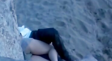 Besramna bijela kose djevojka seksi pornić pokazuje maca na kameru