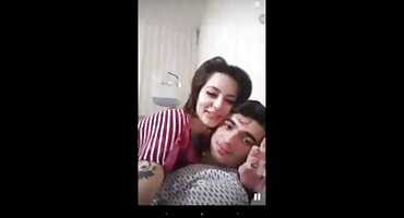 Djevojka čarape širi njezine noge pred porno filmovi starke muškarcem