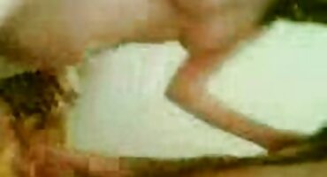 Djevojka s domaci seksi film naočalama seksa na kauču