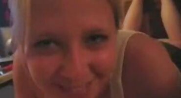 Oslobođen seksi besplatni filmovi redhead dobiva joj maca kovanog