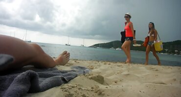 Podmazan maca skače na gumeni seks pornić kurac