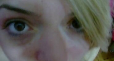 Jebeno zadovoljnu djevojku na kartonskim kucni porno uradci kutijama