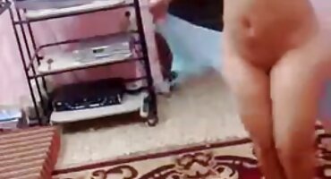 Da uzbuditi kuja momak je pokazao veliku guzicu na kameru porno filmovi grupnjaci