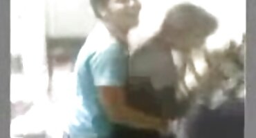 Slatko junica cijedi penis nogama, leži analni filmovi na krevetu