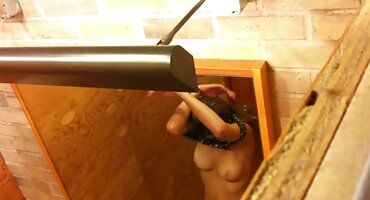 Pričvrstio sam štipaljke na kapuljaču i sex porno filmovi masturbirao