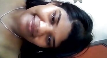 Djevojka masturbira joj maca s gumenim grupni seks porno filmovi proizvodom