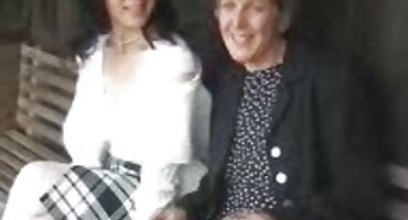 Seksi žene trljaju svoje sise grupni seks filmovi za nevjerojatan orgazam