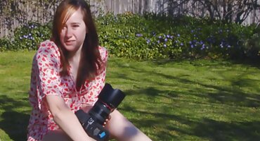 Djevojka s porno seksi filmovi okruglim sisama fucks sebe falusom