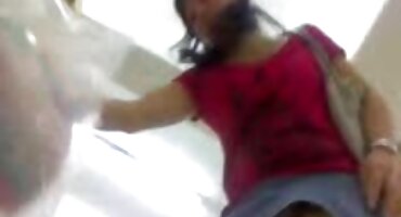 Prilično zreo mladi pornić seks momak je u svojoj kući