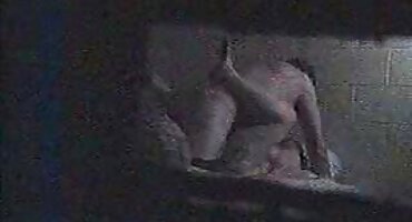 Studentica koja sjedi na zahodu miluje seksi filmovi porno muški penis