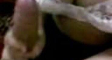 Djevojka je kočila jahača gola i dala dobar porno film sperma na sebe