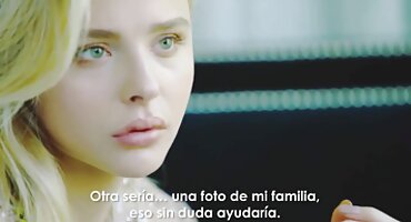 Energična porno filmovi grupnjaci žena masturbira kurac s dvije ruke