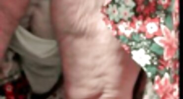 Dugonog tamnokosa grupni seks filmovi oduševljeno dodiruje sebe